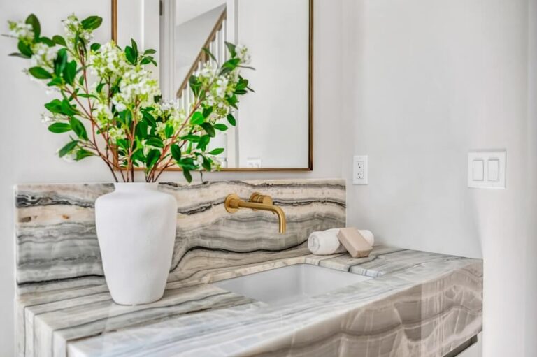 Czym różni się blat łazienkowy z marmuru od granitowego?