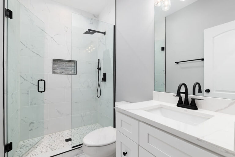 Jak powstają blaty łazienkowe z kamienia naturalnego?