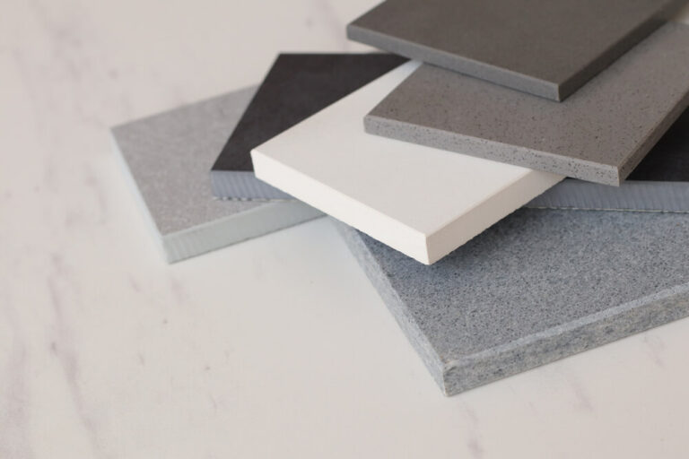 Jakie właściwości mają granit, marmur i spiek kwarcowy w kontekście blatów kuchennych?