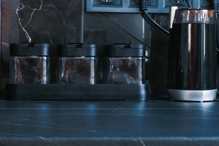 Jakie znaczenie mają detale wykończeniowe przy blatach kamiennych?