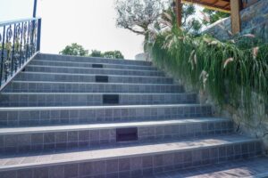 Granitowe schody – trwałość w intensywnie użytkowanych przestrzeniach