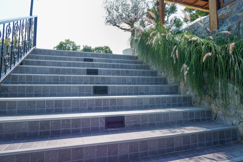 Granitowe schody – trwałość w intensywnie użytkowanych przestrzeniach